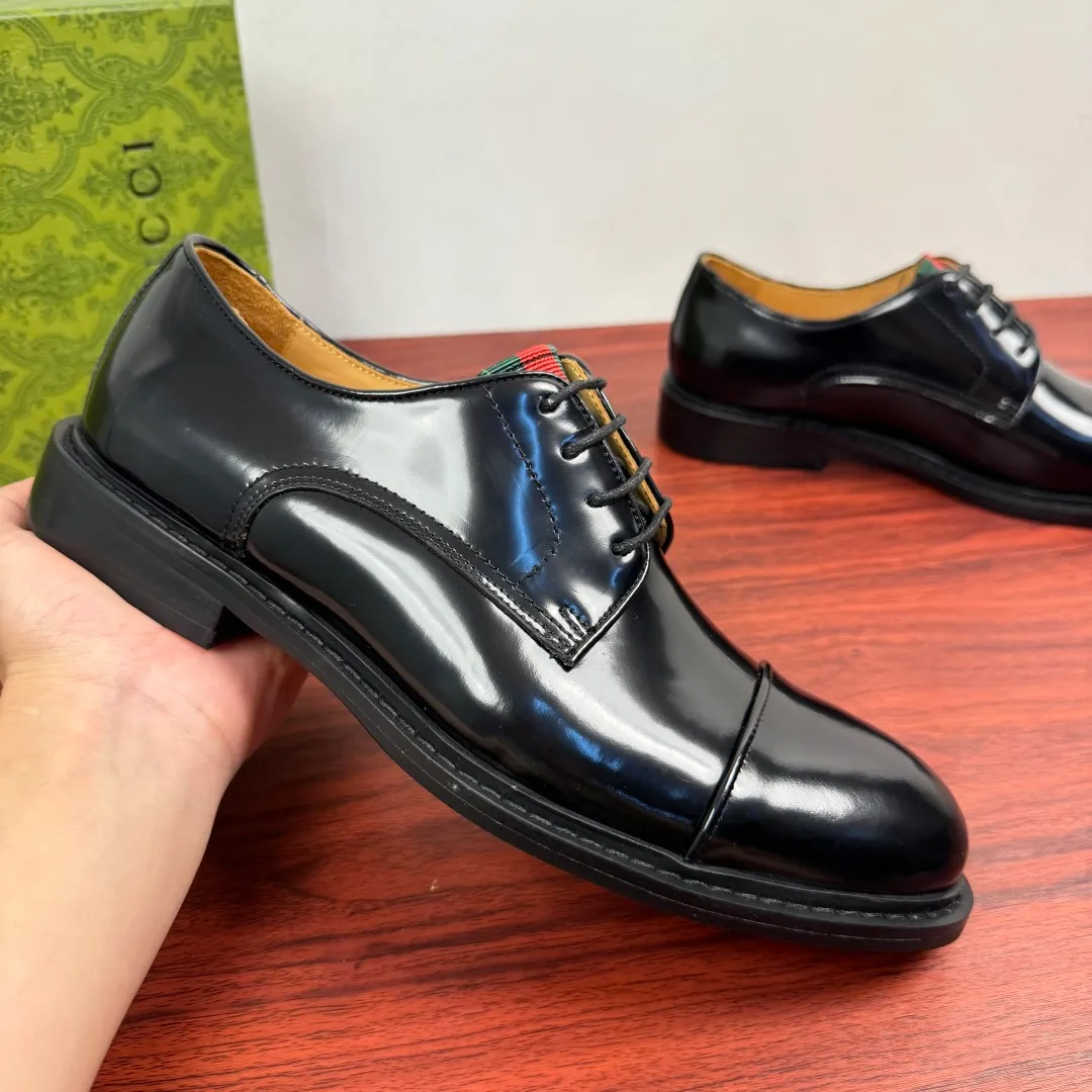 Batch 820 Gucci/Gucci men’s classic lace-up derby shoes! In every season, Gucci's aesthetic perspective reinterprets formal wear designs. This shoe is made of exquisite black leather, showing a simple and classic style! Available in two styles: black glossy leather/black matte cow leather, red and green webbing tongue embellishment, three-joint classic retro style, full calfskin lining, lace-up fixation, 2.5CM rubber soles, leather material. Look at the details. The delicate cowhide and the bright black of the open edge beads show a different light luxury style. European and American last type, excellent on-foot comfort, complete package, versatile style, highly recommended! Size: 39-40-41-42-43-44 leather shoe size (can be customized to 38.45) Item number: 5018-01 Open edge beads